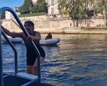 Insolite	            Jeux paralympiques de Paris 2024 : Anne Hidalgo se baigne de nouveau dans la Seine