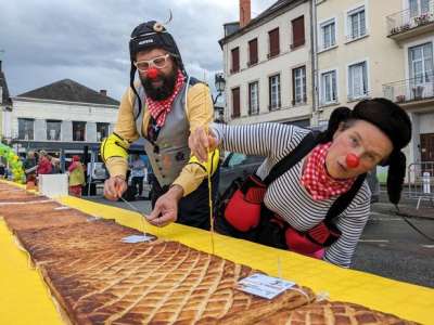 Insolite	            Saint-Amand-Montrond bat son record du monde de la plus grande galette de pomme de terre