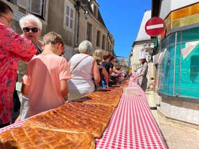 Insolite	            Le record du monde de galette de pomme de terre à battre à Saint-Amand-Montrond lors des festivités du Tour de France