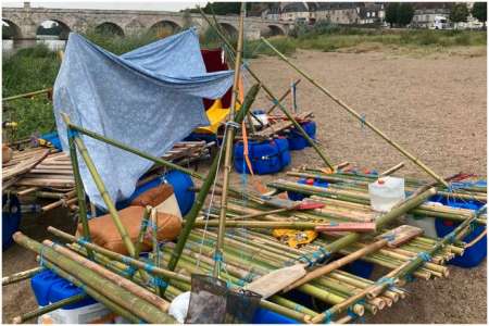 Faits divers		            Naviguant sur la Loire avec des radeaux bricolés, une bande de copains se fait surprendre par les orages et trouve refuge da...