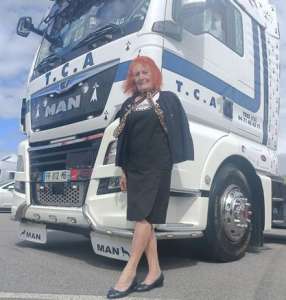 Portrait	            Une vie au volant des camions : Lilyane Slavsky, une des premières camionneuses de France, de passage à Vierzon