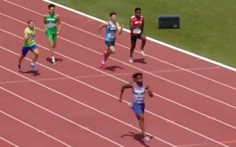 Athlétisme		            L'incroyable vidéo du sprinteur qui coupe son effort et se fait dépasser par trois coureurs