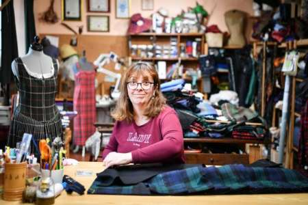 Insolite					Un kilt de Vailly-sur-Sauldre porté aux Emmy Awards par Richard Gadd, créateur de la série Netflix Mon petit renne