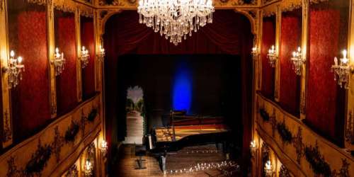La petite Scala de Bourges, écrin de rouge et d’or pour grand piano