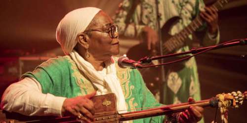 Mort de la chanteuse algérienne Hasna El Becharia, la « rockeuse du désert »