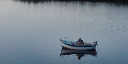 « Camping du Lac » : une petite communauté en Bretagne avec son lac et sa bête mystérieuse