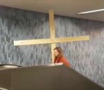 Quand Jésus porte sa croix dans un escalator (Allemagne)