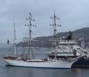 Les marins du voilier Statsraad Lehmkuhl chantent en rentrant au port après 3 mois en mer (Norvège)