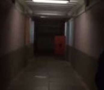 Deux gardiens filment une porte qui claque mystérieusement dans une clinique (Brésil)
