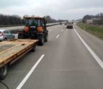 Un chauffeur de camion se fait doubler par un tracteur sur l'autoroute (Allemagne)