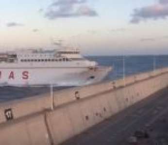 Un ferry percute le quai du port de Las Palmas de Gran Canaria (Îles Canaries)