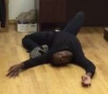 L'acteur et contorsionniste Troy James fait l'araignée du film « L'Exorciste »
