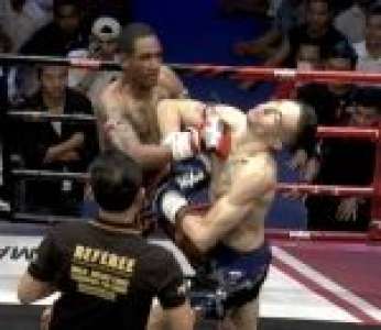 Un double knockdown pendant un combat de Muay Thai