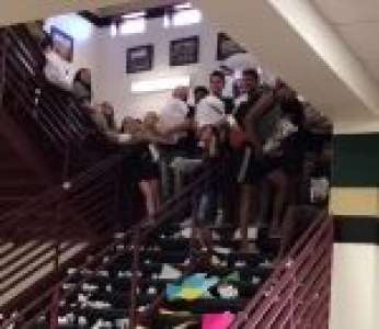 Des élèves jettent des tonnes de papier dans l'escalier pour fêter le dernier jour de lycée (Arizona)