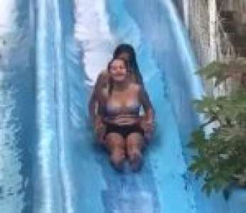 Deux filles s'amusent dans un toboggan à eau