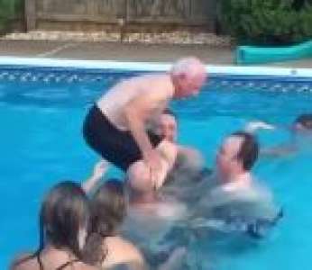 Ce grand-père a toujours rêvé de faire un backflip dans une piscine