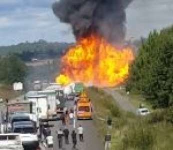 Un camion transportant des bouteilles de gaz explose sur la RN10 (France)