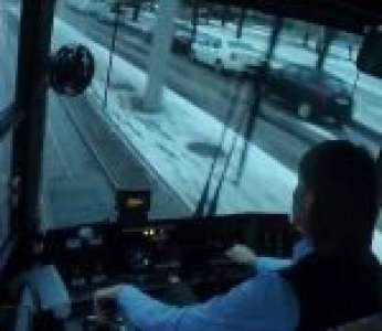 Une conductrice de tramway défonce une voiture en toute tranquilité (Biélorussie)