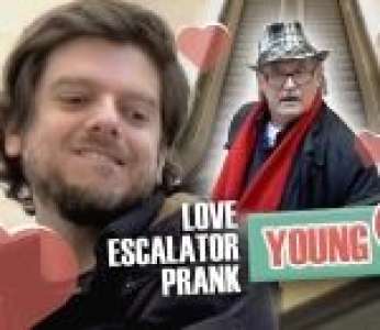 Coup de foudre entre des jeunes et des vieux dans un escalator en caméra cachée (Nou)