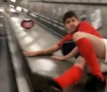 Une parodie du supporter qui descend un escalator en glissant