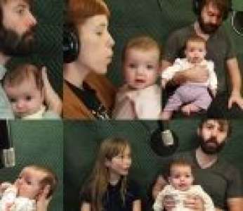Une famille de musiciens chante « Don't Worry, Be Happy » avec sa petite fille de 4 mois