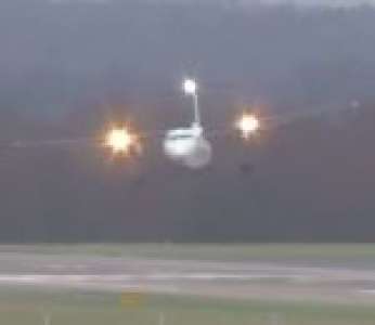 L'atterrissage d'un avion Q400 avec des vents à 110 km/h pendant la tempête David (Allemagne)