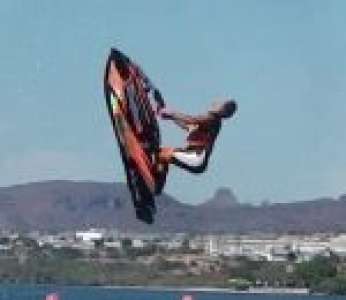 Lee Stone réalise un double backflip en jetski