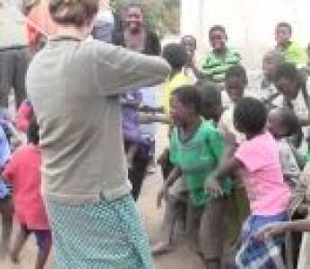 Des enfants écoutent du violon pour la première fois de feur vie (Afrique)