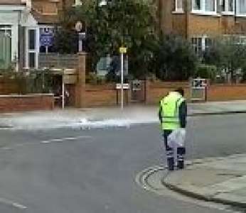 Un gros morceau de glace tombe du ciel dans une rue de Londres (Angleterre)