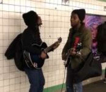 Une reprise de la chanson « Eight Days A Week » des Beatles dans le métro new-yorkais