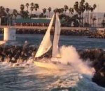 L'impressionnant sauvetage d'un voilier drossé par les vagues contre une jetée (États-Unis)