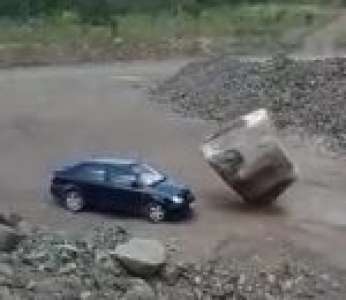 Une voiture percutée par un rocher de 50 tonnes dans une carrière
