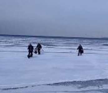 Une vague oblige des pêcheurs sur glace à courir