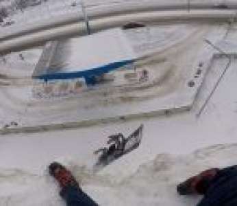 Un snowboardeur évite la chute de justesse en s'approchant d'une falaise