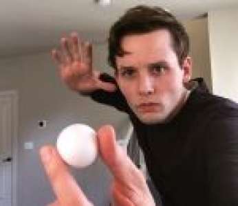 Kevin Parry fait un tour de magie avec une balle de ping-pong