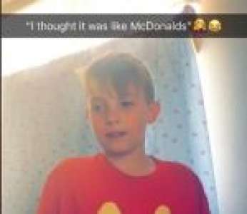 Un enfant porte un drôle de t-shirt McDonald's