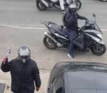 4 personnes tentent de voler une moto sous la fenêtre du propriétaire qui filme