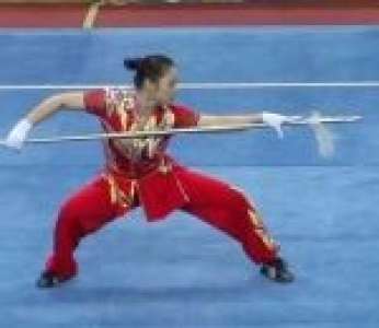 Deux femmes font une chorégraphie impressionnante lors d'un duel de wushu