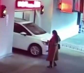 Les yeux rivés sur son téléphone, une femme entre dans un parking automatique (Chine)