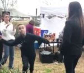 Quand un jeune mâle fait sa parade nuptiale devant une femelle