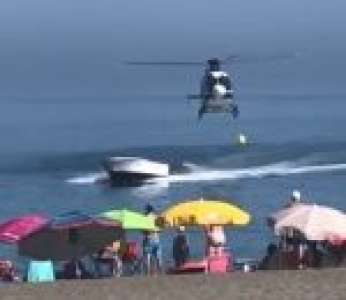 Un narcotrafiquant débarque en bateau sur une plage pour échapper à un hélicoptère de police (Espagne)