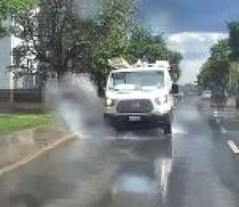 Un conducteur roule intentionnellement dans les flaques d'eau pour arroser les piétons