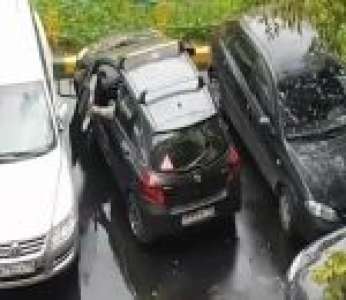 La technique d'un vieil automobiliste pour sortir d'un parking avec sa voiture