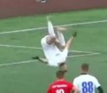 Le footballeur Norik Avdalyan marque un penalty en faisant un salto arrière (Russie)