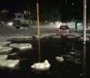 Une mini-banquise dans les rues de Rome après un orage (Italie)