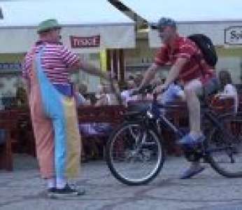 Pepe le clown arrête un cycliste imprudent dans la rue (Pologne)