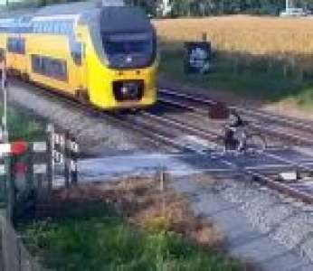 Un cycliste évite un train de justesse à un passage à niveau non gardé (Pays-Bas)