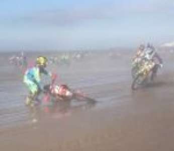 Un motard tombe en panne en plein départ d'une course sur une plage (Angleterre)