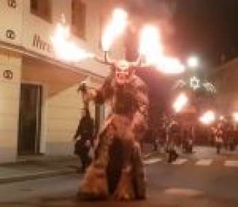 La parade des Krampus dans les rues de Reutte avant la Saint-Nicolas (Autriche)