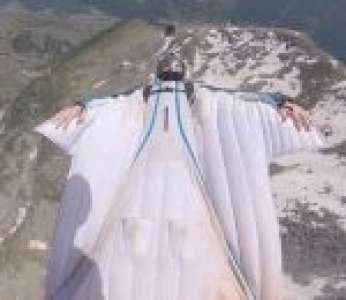 Brendan Weinstein réalise un vol en wingsuit sans regarder le sol (Suisse)